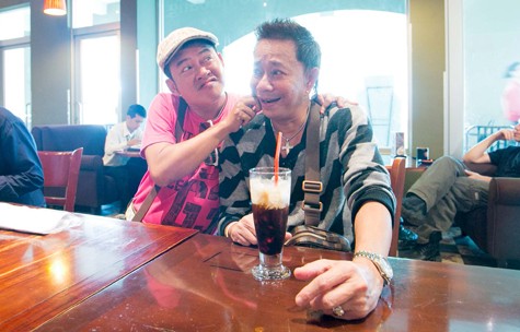 Danh hài Tấn Beo (áo hồng) tấu hài luôn trong quán cafe